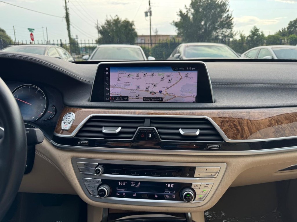 BMW 740i Vehicle Full-screen Gallery Image 22