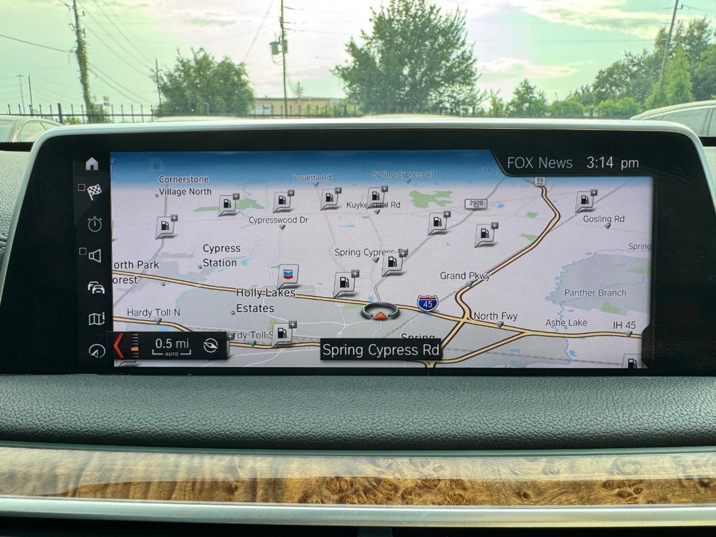 BMW 740i Vehicle Full-screen Gallery Image 23