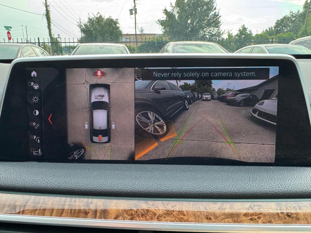 BMW 740i Vehicle Full-screen Gallery Image 24