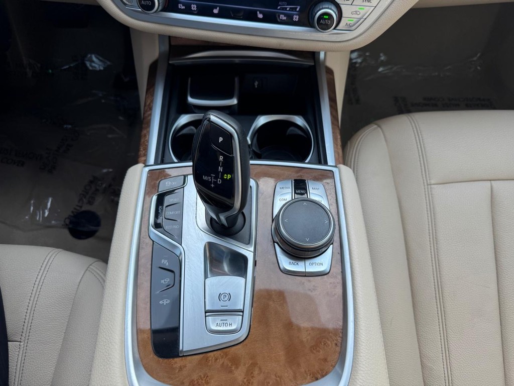 BMW 740i Vehicle Full-screen Gallery Image 25