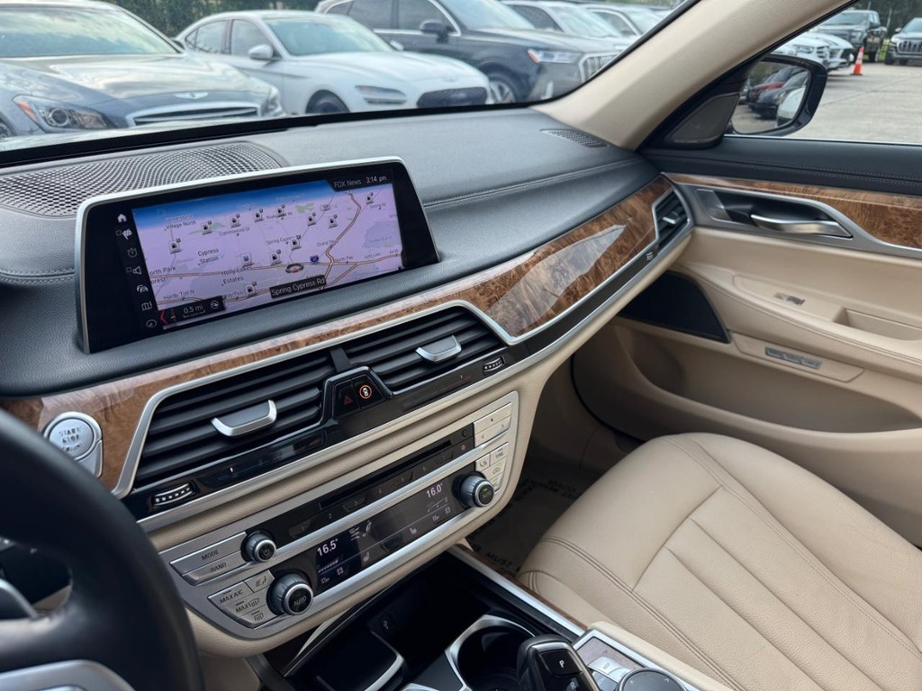 BMW 740i Vehicle Full-screen Gallery Image 26