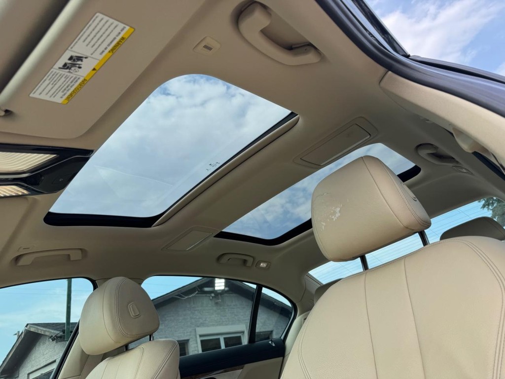 BMW 740i Vehicle Full-screen Gallery Image 27