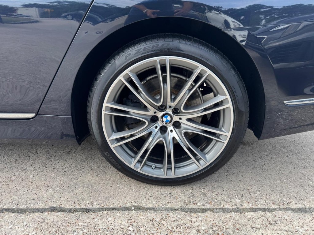 BMW 740i Vehicle Full-screen Gallery Image 28