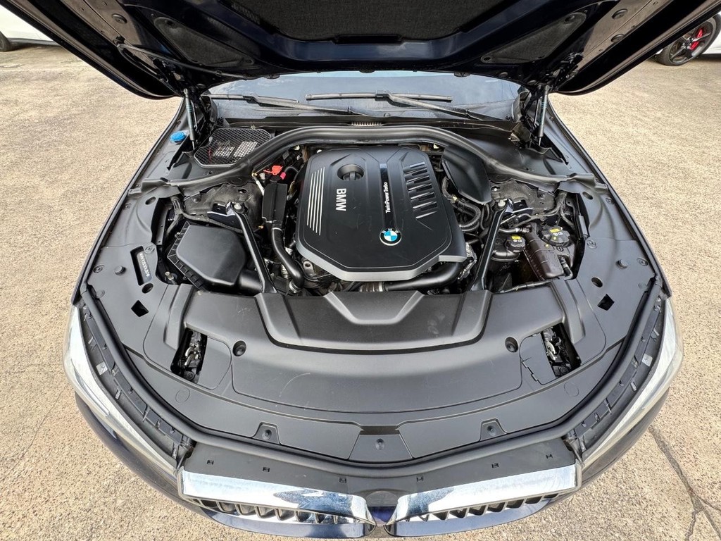 BMW 740i Vehicle Full-screen Gallery Image 29