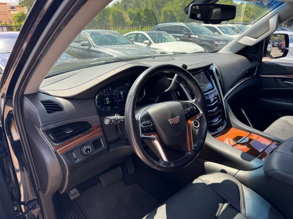 Cadillac Escalade Vehicle Full-screen Gallery Image 10