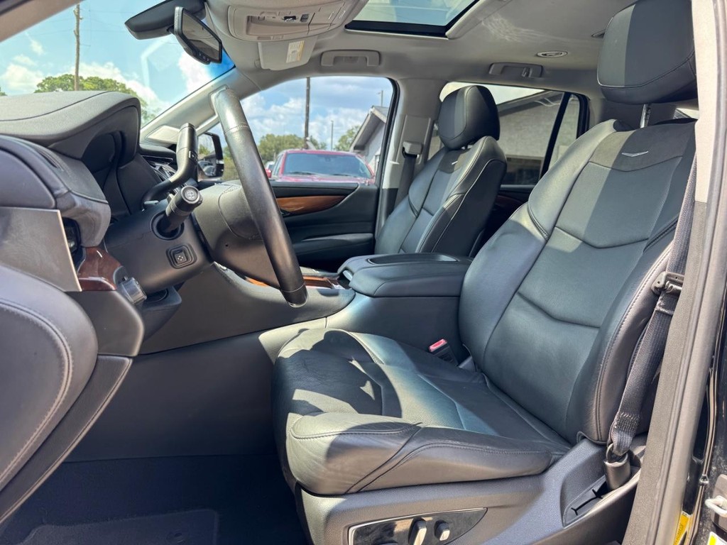 Cadillac Escalade Vehicle Full-screen Gallery Image 11