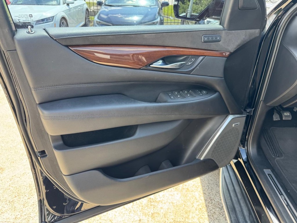 Cadillac Escalade Vehicle Full-screen Gallery Image 12