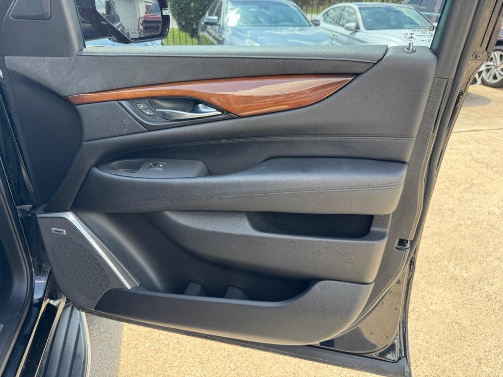 Cadillac Escalade Vehicle Full-screen Gallery Image 15