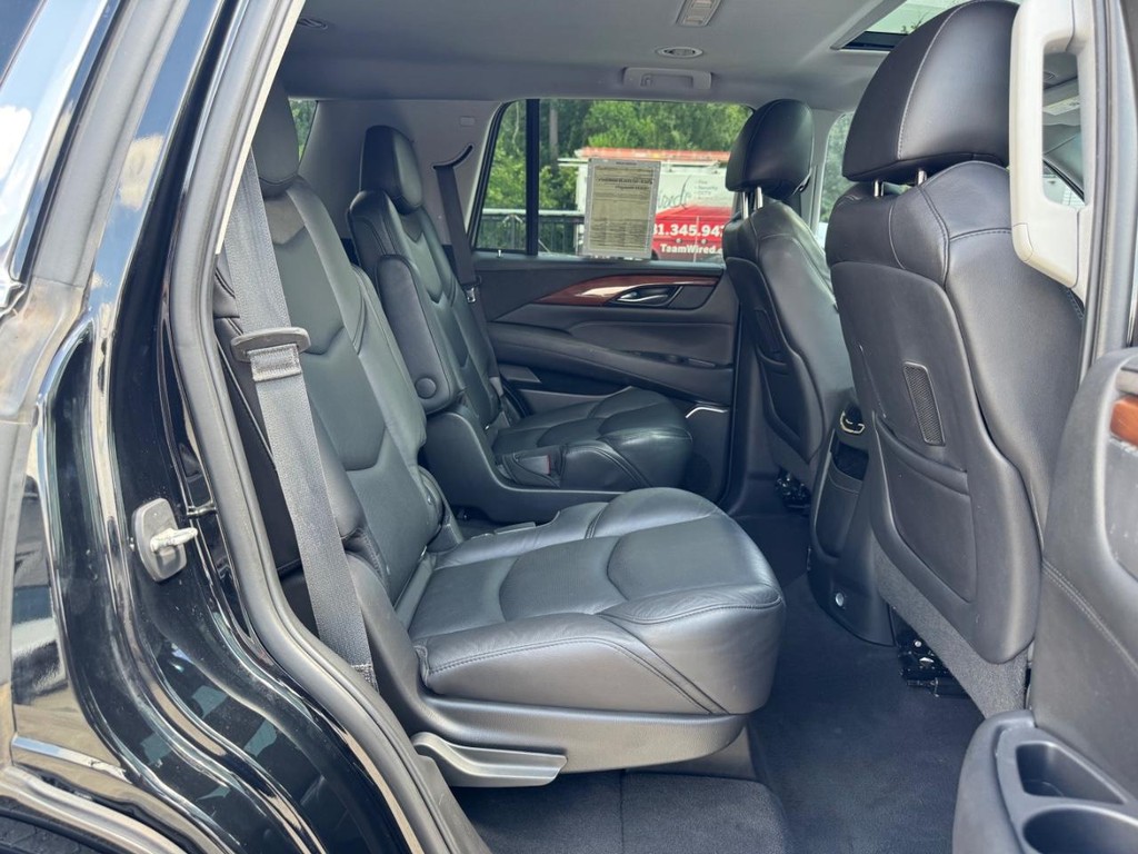 Cadillac Escalade Vehicle Full-screen Gallery Image 16