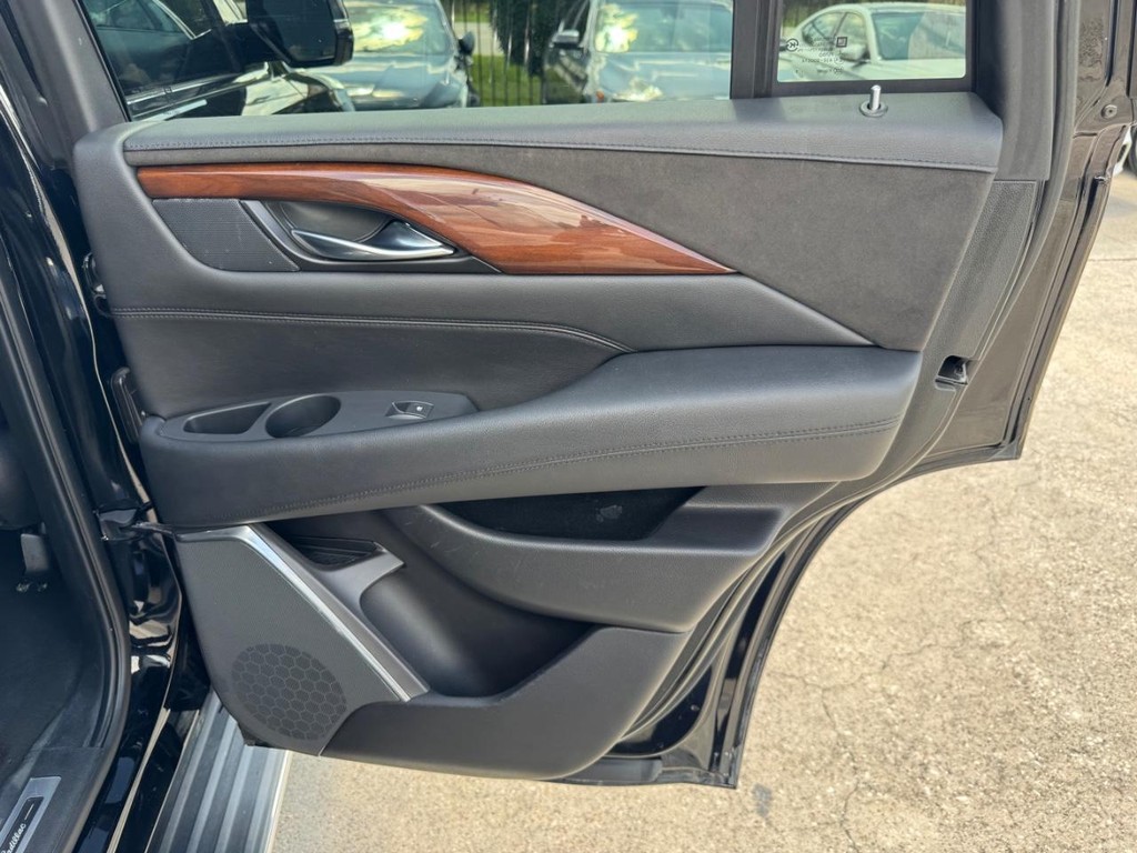 Cadillac Escalade Vehicle Full-screen Gallery Image 17