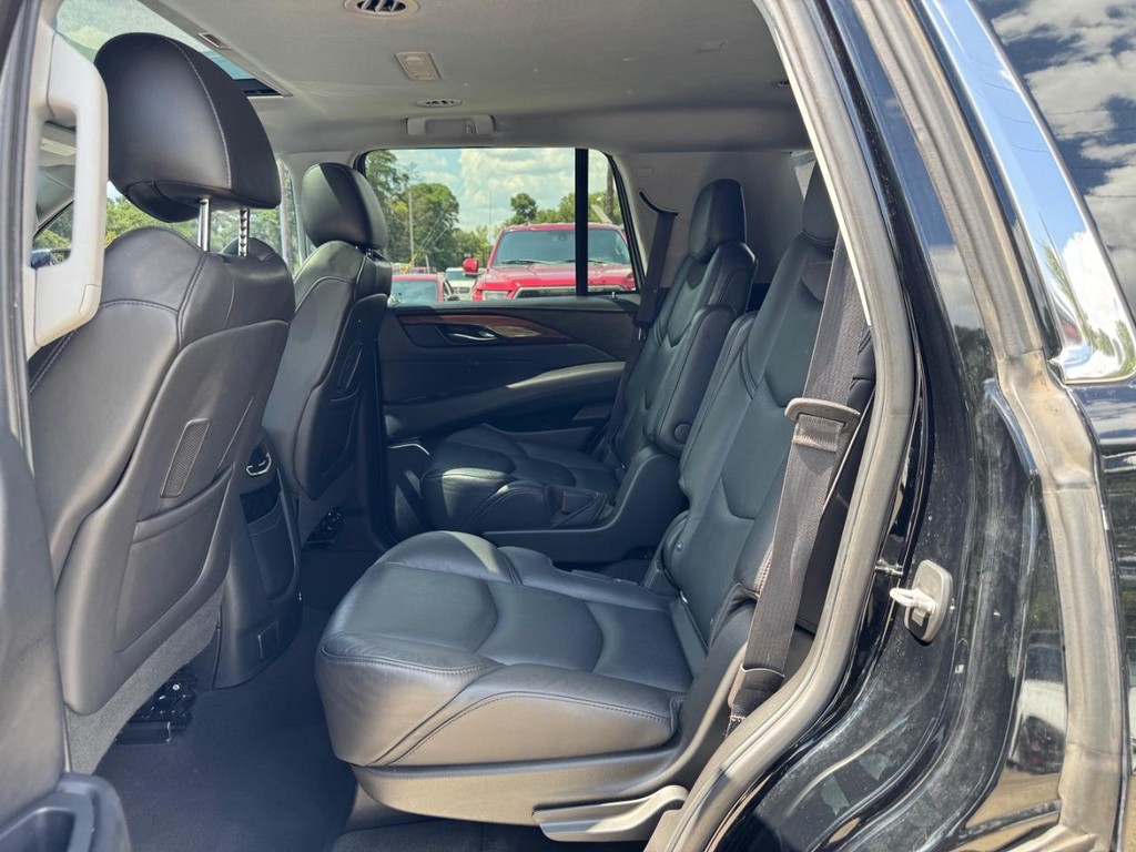 Cadillac Escalade Vehicle Full-screen Gallery Image 18