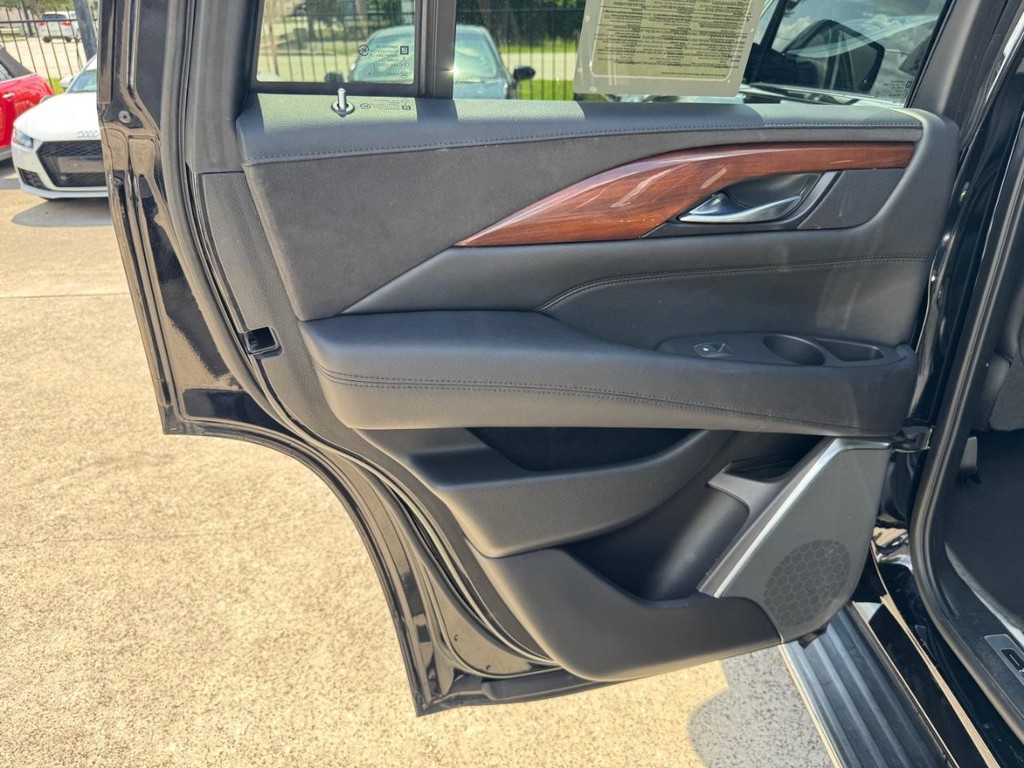 Cadillac Escalade Vehicle Full-screen Gallery Image 19
