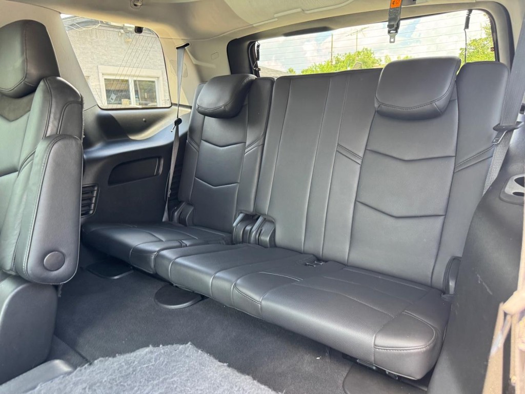 Cadillac Escalade Vehicle Full-screen Gallery Image 20