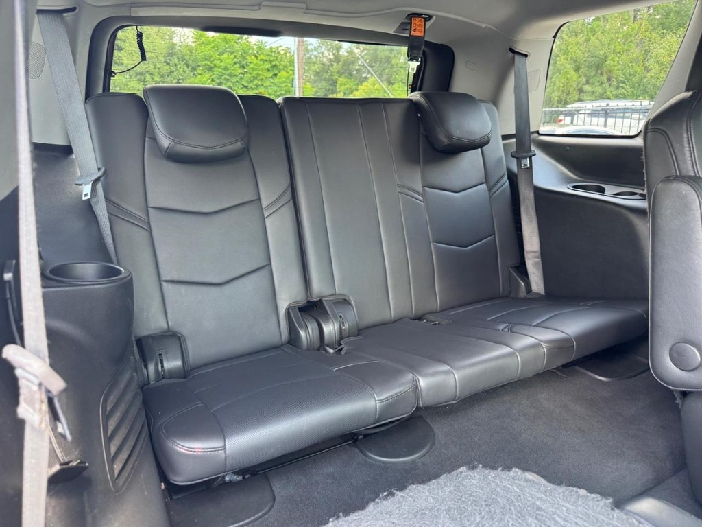 Cadillac Escalade Vehicle Full-screen Gallery Image 21
