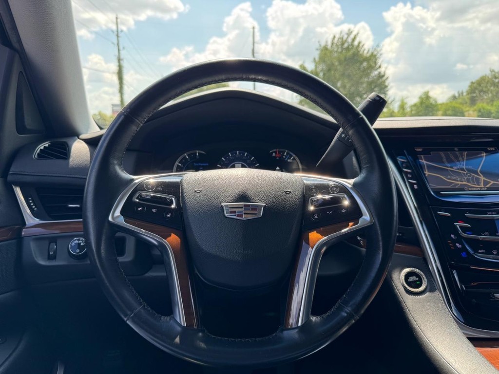 Cadillac Escalade Vehicle Full-screen Gallery Image 22