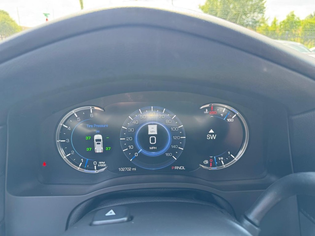 Cadillac Escalade Vehicle Full-screen Gallery Image 23