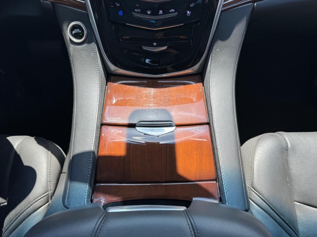 Cadillac Escalade Vehicle Full-screen Gallery Image 27