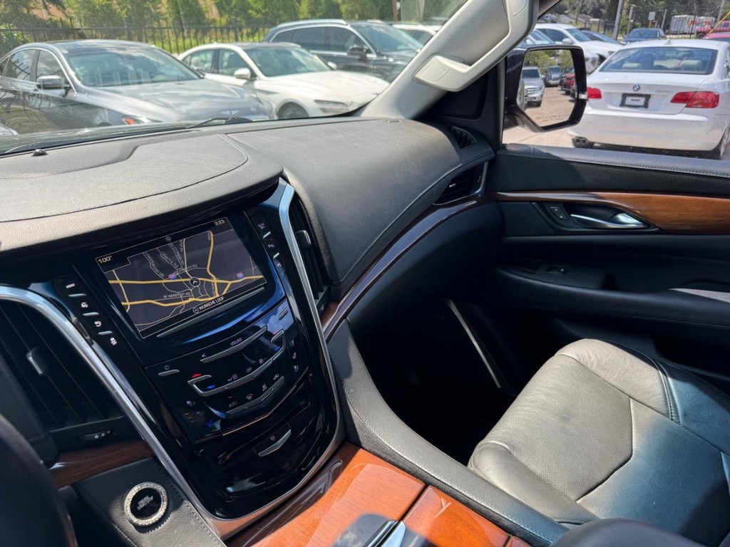 Cadillac Escalade Vehicle Full-screen Gallery Image 28