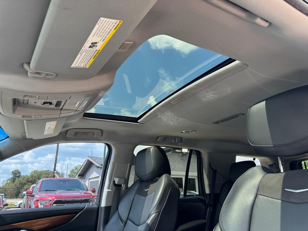 Cadillac Escalade Vehicle Full-screen Gallery Image 29