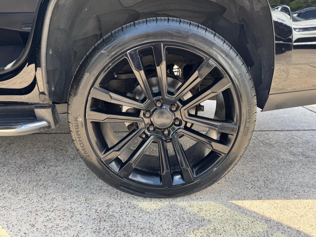 Cadillac Escalade Vehicle Full-screen Gallery Image 30