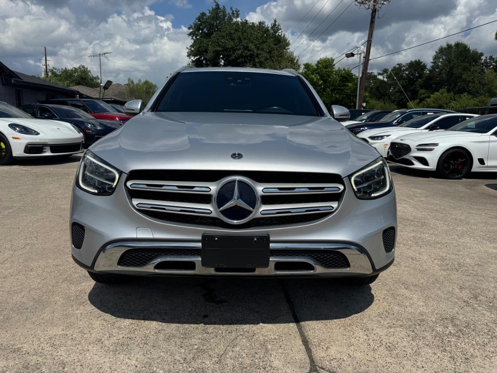 Mercedes-Benz GLC 300 Vehicle Full-screen Gallery Image 02