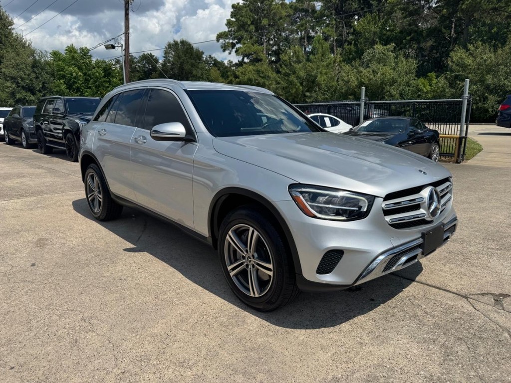 Mercedes-Benz GLC 300 Vehicle Full-screen Gallery Image 04