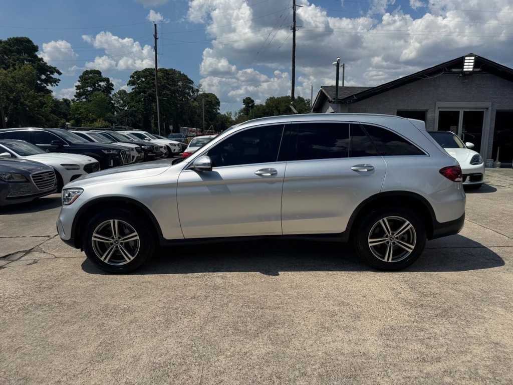 Mercedes-Benz GLC 300 Vehicle Full-screen Gallery Image 09