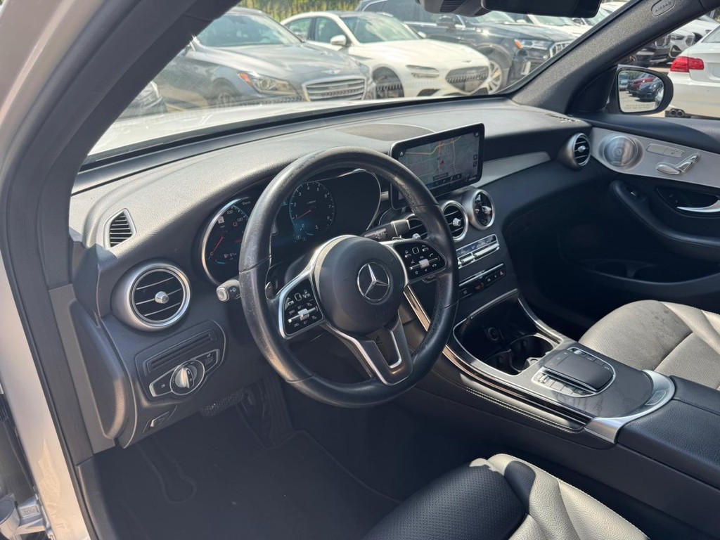 Mercedes-Benz GLC 300 Vehicle Full-screen Gallery Image 10
