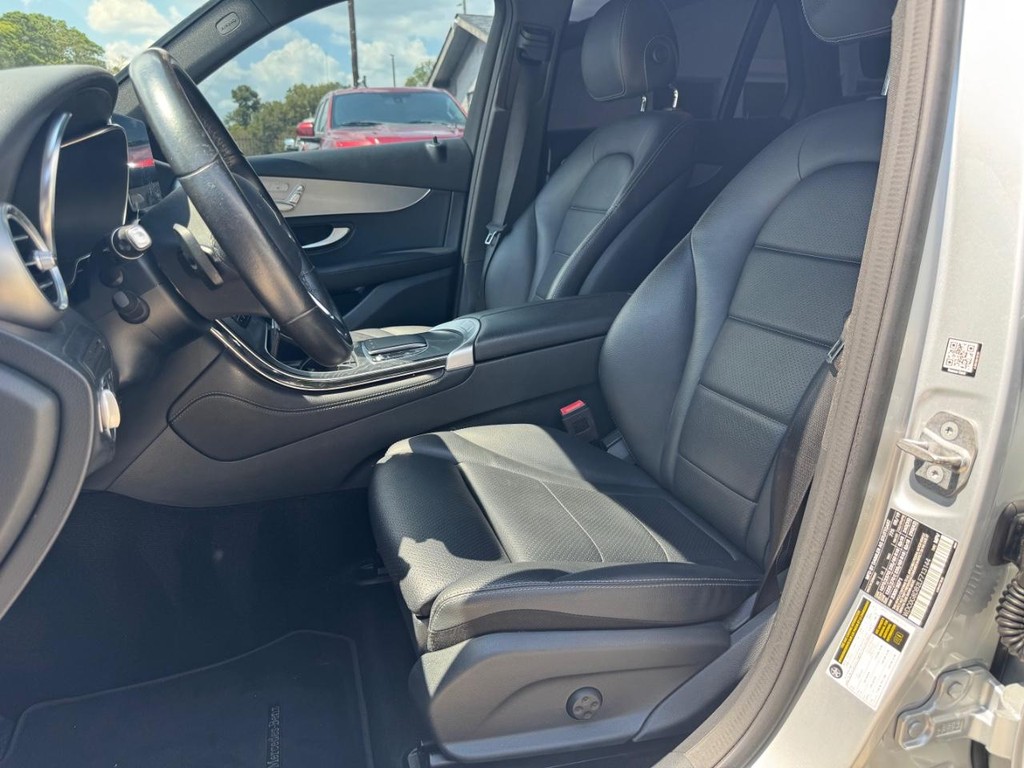 Mercedes-Benz GLC 300 Vehicle Full-screen Gallery Image 11