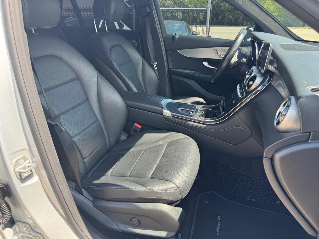 Mercedes-Benz GLC 300 Vehicle Full-screen Gallery Image 14