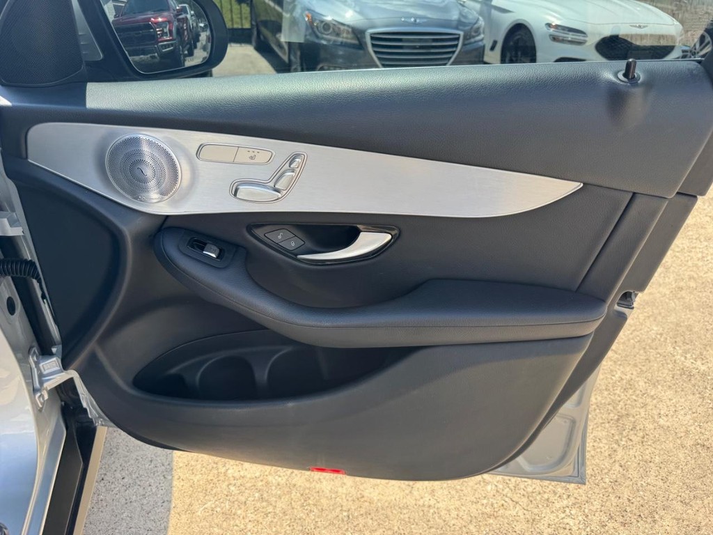 Mercedes-Benz GLC 300 Vehicle Full-screen Gallery Image 15