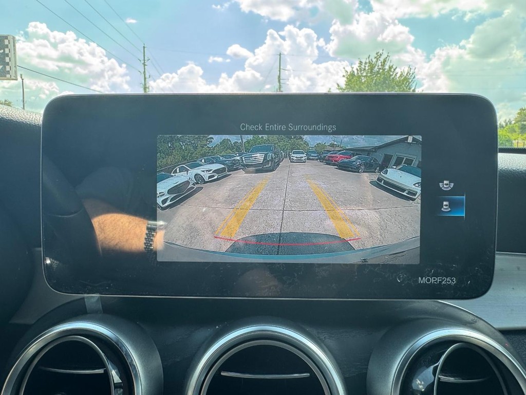 Mercedes-Benz GLC 300 Vehicle Full-screen Gallery Image 24