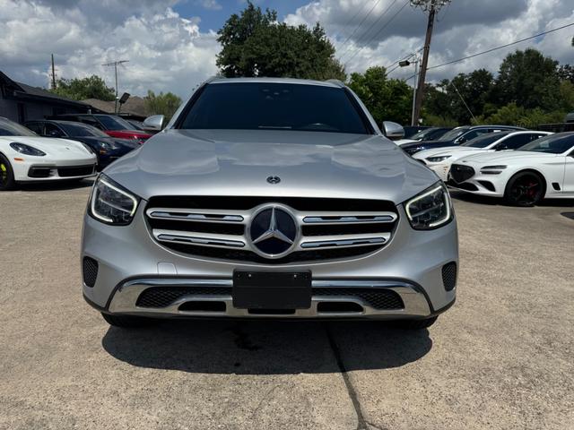 Mercedes-Benz GLC 300 Vehicle Full-screen Gallery Image 02