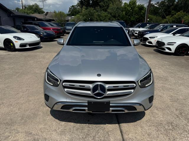 Mercedes-Benz GLC 300 Vehicle Full-screen Gallery Image 03