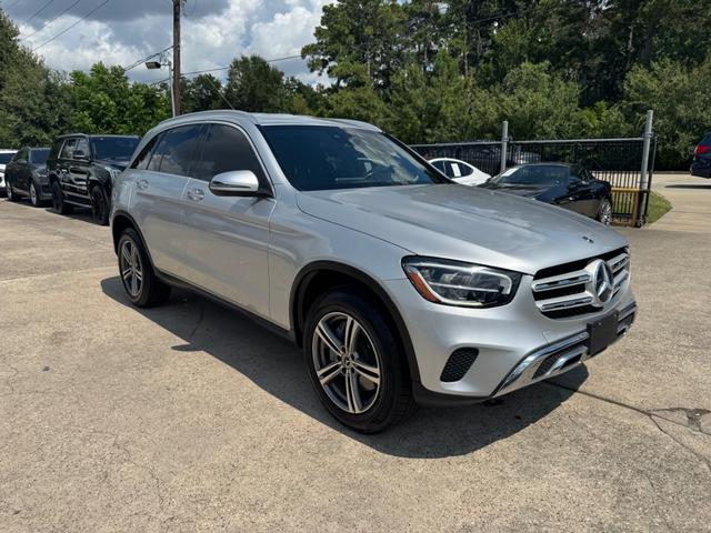 Mercedes-Benz GLC 300 Vehicle Full-screen Gallery Image 04