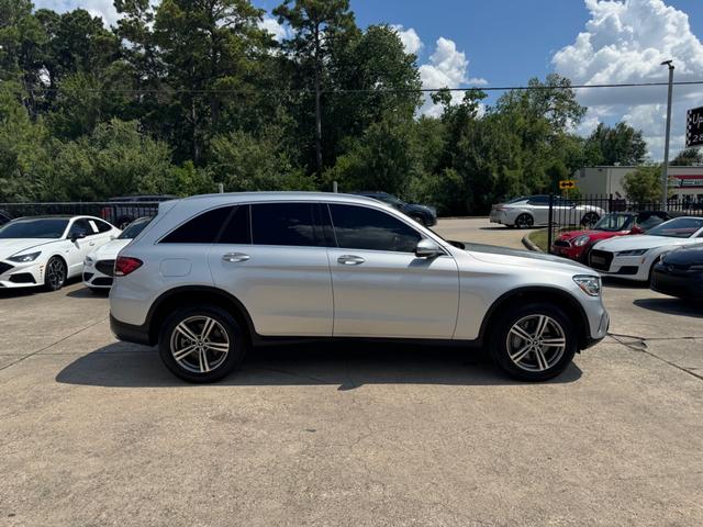 Mercedes-Benz GLC 300 Vehicle Full-screen Gallery Image 05
