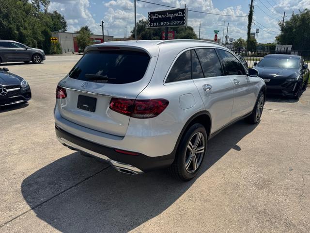 Mercedes-Benz GLC 300 Vehicle Full-screen Gallery Image 06