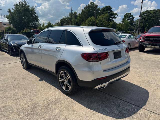 Mercedes-Benz GLC 300 Vehicle Full-screen Gallery Image 08