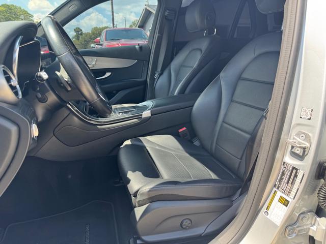 Mercedes-Benz GLC 300 Vehicle Full-screen Gallery Image 11