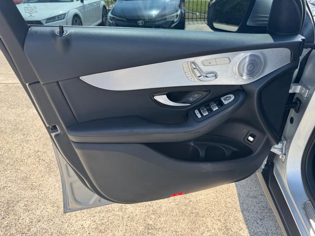 Mercedes-Benz GLC 300 Vehicle Full-screen Gallery Image 12
