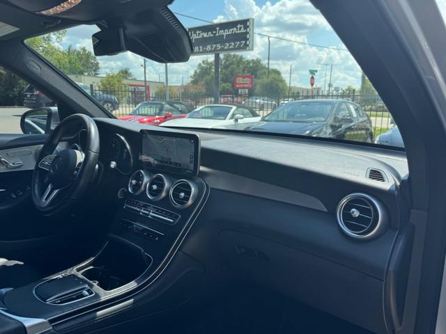 Mercedes-Benz GLC 300 Vehicle Full-screen Gallery Image 13