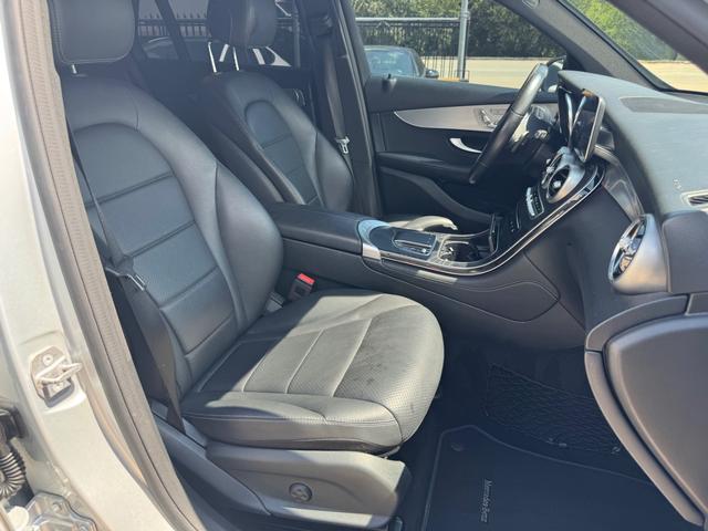 Mercedes-Benz GLC 300 Vehicle Full-screen Gallery Image 14