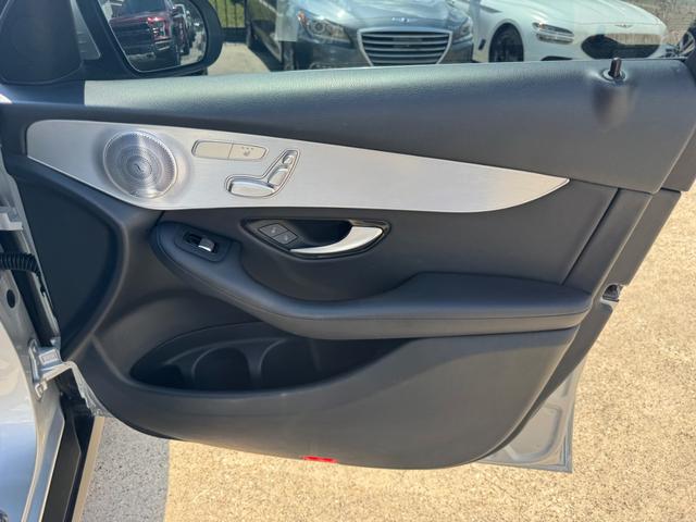 Mercedes-Benz GLC 300 Vehicle Full-screen Gallery Image 15