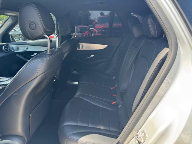 Mercedes-Benz GLC 300 Vehicle Full-screen Gallery Image 18