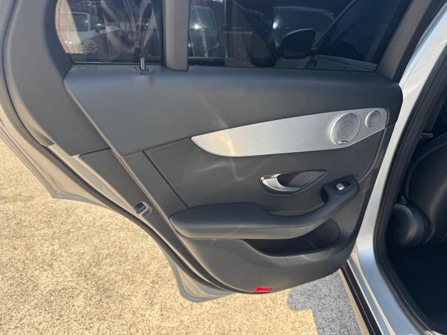 Mercedes-Benz GLC 300 Vehicle Full-screen Gallery Image 19