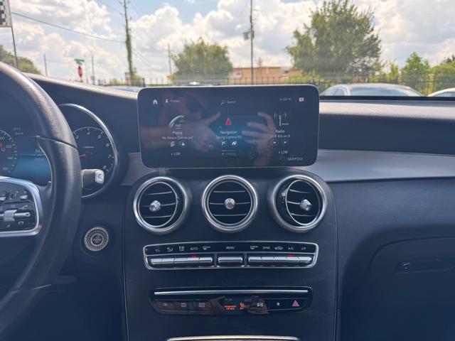 Mercedes-Benz GLC 300 Vehicle Full-screen Gallery Image 22