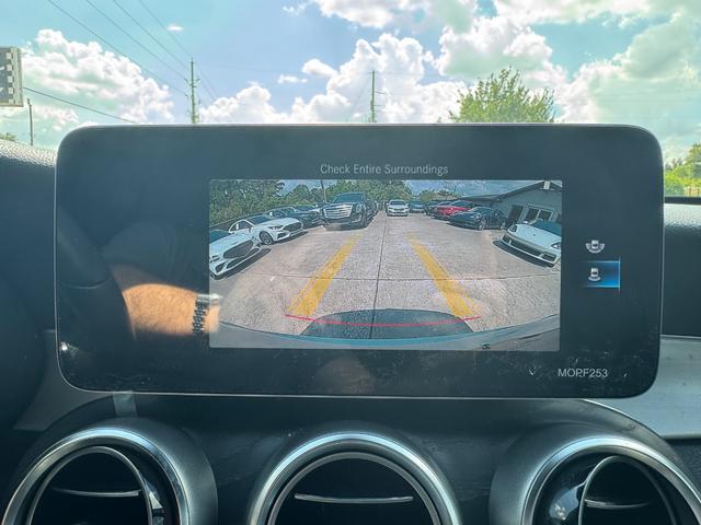 Mercedes-Benz GLC 300 Vehicle Full-screen Gallery Image 23