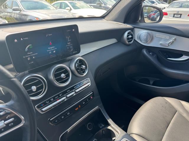 Mercedes-Benz GLC 300 Vehicle Full-screen Gallery Image 24
