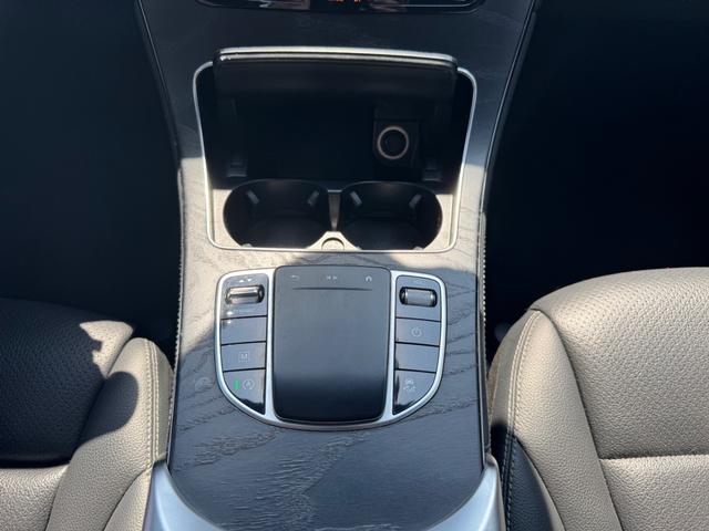 Mercedes-Benz GLC 300 Vehicle Full-screen Gallery Image 25