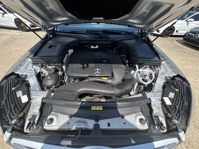 Mercedes-Benz GLC 300 Vehicle Full-screen Gallery Image 27